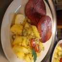 Foto de Leberkäse con ensalada alemana de papas
