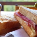 Foto de Tostado de jamón crudo y queso en pan de campo