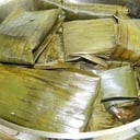Foto de Tamal de hoja de plátano de salsa verde con pollo.
