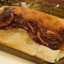 Foto de Tamal de hoja de plátano de Mole con pollo.