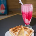 Foto de Licuado + Tostado Jamon y Queso