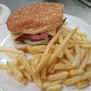 Foto de Hamburguesa completa con patatas fritas