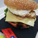 Foto de Hamburgesa completa con huevo y patatas fritas