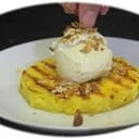 Foto de piña asada con helado