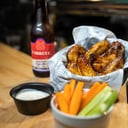 Foto de Alitas + Papas a la francesa