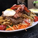 Foto de CHIVITO CANADIENSE AL PLATO CON FRITAS