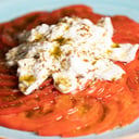 Foto de BURRATA TRUFADA CON TOMATE PATA NEGRA Y RÚCULA