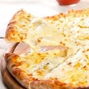 Foto de Pizza cuatro quesos / Four cheese pizza