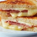 Foto de Sandwich mixto de queso y jamón york