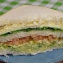Foto de Sandwich Vegetal con tomate, lechuga, atún y mayonesa