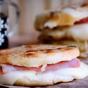 Foto de AREPA CON JAMON Y QUESO