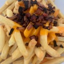 Foto de Papas fritas con cheddar y panceta