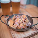 Foto de 2 pintas + papas con cheddar
