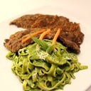 Foto de ESPAGUETI AL PESTO CON LOMO FINO A LA PLANCHA
