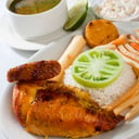 Foto de bandeja con pollo asado y caldo