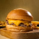 Foto de Cheese Burger + Papas Fritas