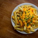 Foto de Papas fritas con cheddar y cebolla de verdeo