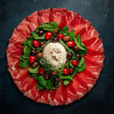 Foto de TABLA DE BURRATA, JAMON CRUDO, RUCULA, TOMATES CHERRY Y OLIVAS NEGRAS