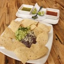 Foto de NACHOS CON FRIJOL REFRITO Y GUACAMOLE