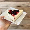 Foto de Porción Cheeseecake con Frutos Rojos 🍓🍇