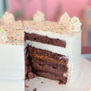 Foto de Bruce Cake ( $29000 KG ) cobertura blanca o negra. Solo por pedido