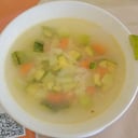 Foto de consomé de pollo con verduras