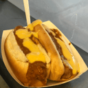 Foto de 2 chili and cheese dogs