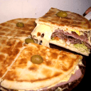 Foto de SUPER LOMO ( DOBLE MASA DE PIZZA, LOMOS, JAMON, QUESO, LECHUGA Y TOMATE) MAS PAPAS