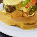 Foto de Bondiola braseada con cerveza y miel, textura de batatas 