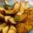 Foto de PAPAS RUSTICAS ( PAPAS CON PIEL, VERDURAS SALTEADAS, ACEITUNAS)