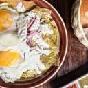 Foto de Chilaquiles con 2 Huevos, revuelto o estrellado - 446 kcal