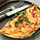 Foto de Omelette De Verdura Con Mix De Hojas Verdes Y Tomate