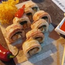 Foto de Bacon Roll (Envuelto en panceta ahumada flambeada con salsa criolla)
