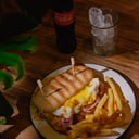 Foto de Lomito Ranchero (Panceta – Cheddar – Pickle de cebolla – Huevo – barbacoa - Mayonesa casera)