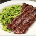 Foto de tallarín al pesto con lomo liso .$9.000