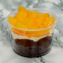 Foto de Brownie con durazno y frutos rojos