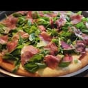 Foto de Pizza de Jamón crudo, Mozzarella, Rucula y Queso Parmesano