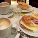 Foto de café + Medialuna con Jamón y Queso