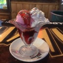 Foto de HELADO ( 1 bola de vainilla, chocolate, fresa o nata acompañadas de virutas y nata montada)