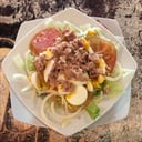 Foto de CHUMYENSALADA ( lechuga, tomate, cebolla, atún y huevo duro )