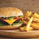 Foto de Hamburgesa de cerdo con queso, cebolla caramelizada, tomate, lechuga, bacón y queso con patatas fritas