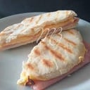 Foto de Tostado jamon y queso en pan arabe