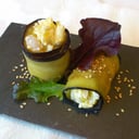 Foto de Rollitos de berenjena con caviar de puerro y espuma de papa.