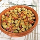 Foto de Guiso de habas con tocino, salsa española, con tierra de almendras y tocino crocante.