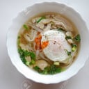 Foto de Consomé de pollo y puerro salteado, con huevo pochado sous vide.