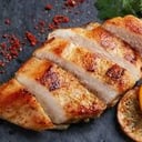 Foto de Pechuga de pollo asada con guiso de trigo, tomates glaseados y salsa veloute de caldo de pollo