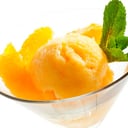 Foto de Sorbete de naranja, salsa y gel de frambuesas, decorado con hojas de menta.