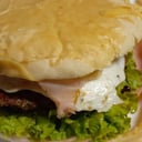 Foto de 107.- Lomo, mozzzarella, panceta, huevo frito, cebolla, lechuga, tomate