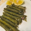 Foto de carne , arroz , envueltos en hojas de parra naturales