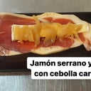Foto de JAMÓN SERRANO CON QUESO BRIE Y CEBOLLA CARAMELIZADA
